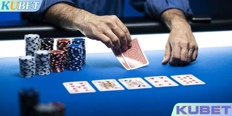 Chơi giấu chiêu trong game bài Poker